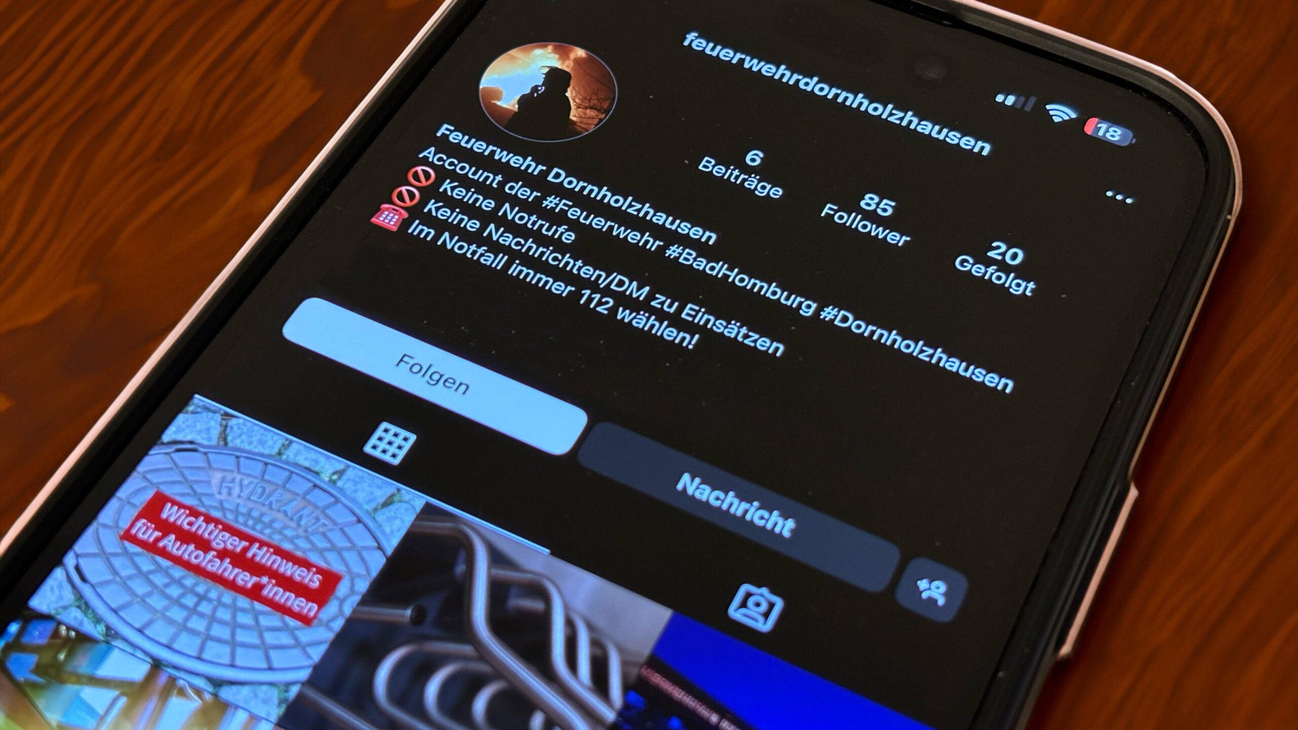 Auf einem Smartphone von Apple ist die Instagram-Seite der Feuerwehr Dornholzhausen geöffnet.